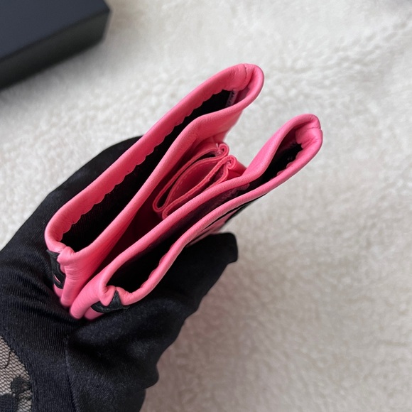 Auth Chanel 22S All Over CC logo Pink Leather Fingerless Gloves - New Condition - Picture 5 of 11